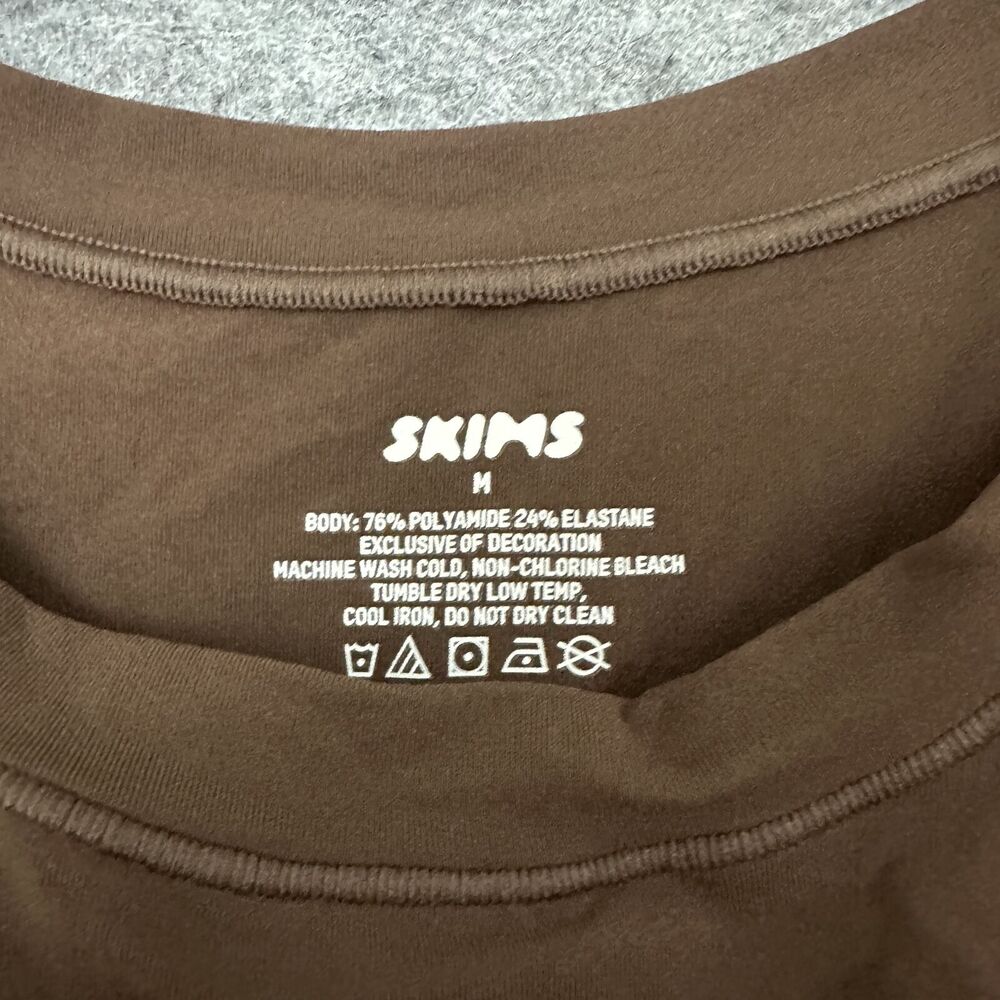 SKIMS Fits Everybody Cocoa Short Sleeve Crew Neck Solid T-Shirt Size Medium New - Picture 2 of 5